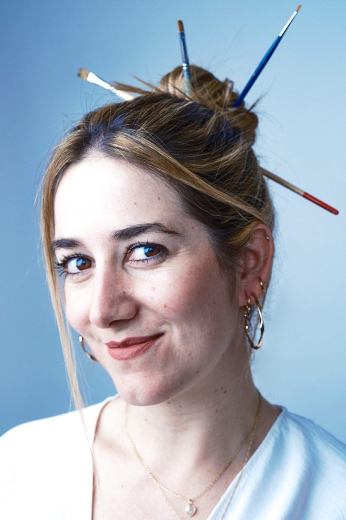 Mujer mirando a cámara sonriendo. Fotografía realizada por el mejor fotógrafo de retratos en Madrid