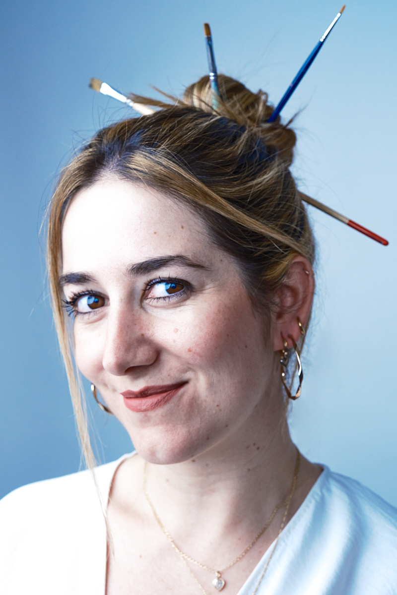 Mujer mirando a cámara sonriendo. Fotografía realizada por el mejor fotógrafo de retratos en Madrid