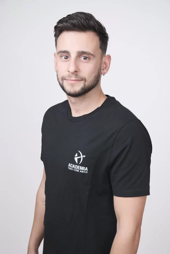 Fotos profesionales para trabajo de joven posando con su camiseta de Academia Tiro con Arco negra